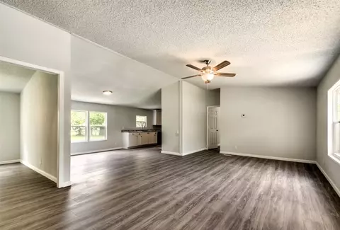 204 Cottonwood St, Barry, TX 75102