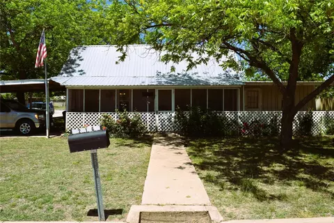 216 W 3rd St, Coleman, TX 76834