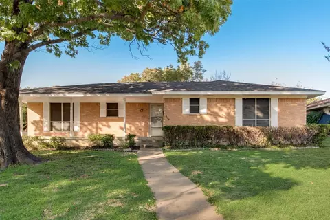 949 Dogwood Trl, Lancaster, TX 75146