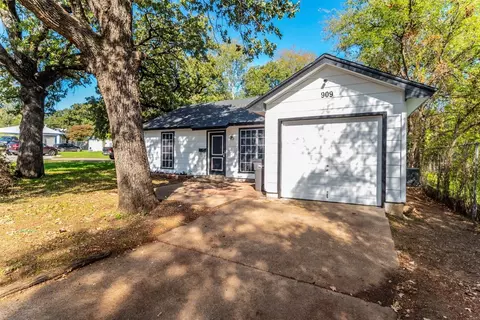 909 Duff Ct, Fort Worth, TX 76112