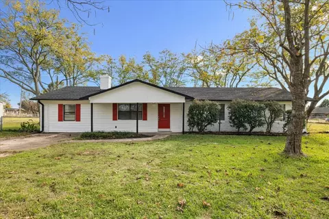 200 Shawnee Dr, Tioga, TX 76271