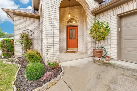 2673 Britany Cir, Bedford, TX 76022