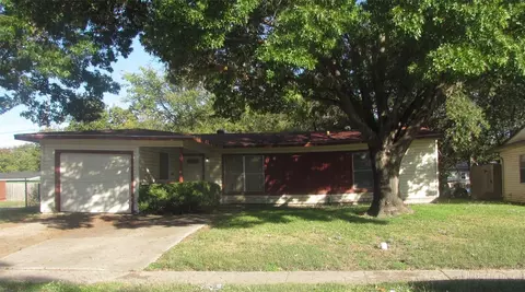 1101 Indian Hills Dr, Grand Prairie, TX 75051