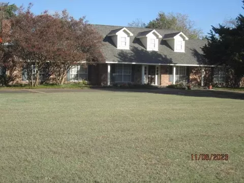 1115 Whispering Oaks Dr, Desoto, TX 75115