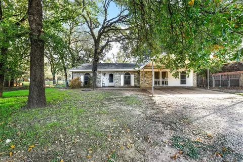 1024 N Stewart St, Azle, TX 76020