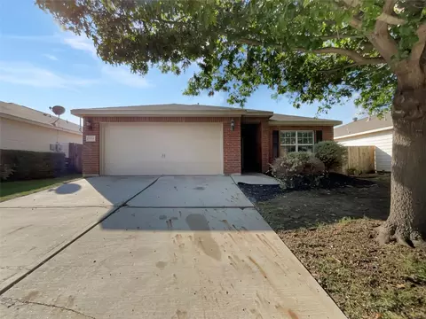 10016 Iron Ridge Dr, Fort Worth, TX 76140