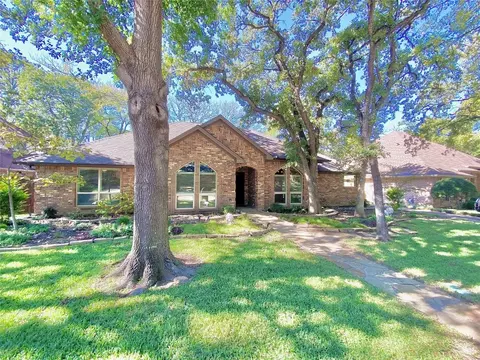 5702 Royal Club Dr, Arlington, TX 76017