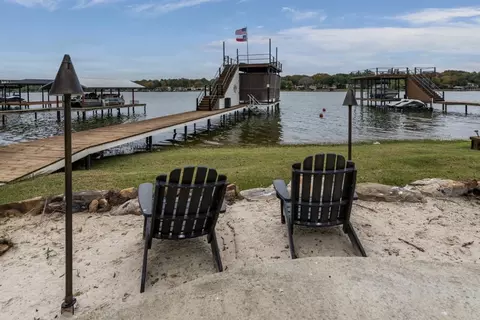 198 Lake Creek Dr, Mabank, TX 75156