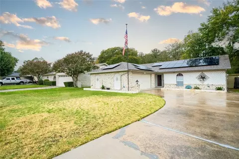 3301 Kirby Creek Dr, Grand Prairie, TX 75052