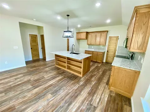 816 W 11th St, Bonham, TX 75418