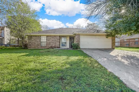 606 Crestridge Ct, Decatur, TX 76234