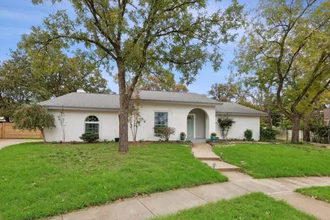 1696 Dickerson Dr, Pantego, TX 76013
