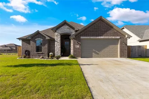 1711 Lakeway Dr, Cleburne, TX 76033