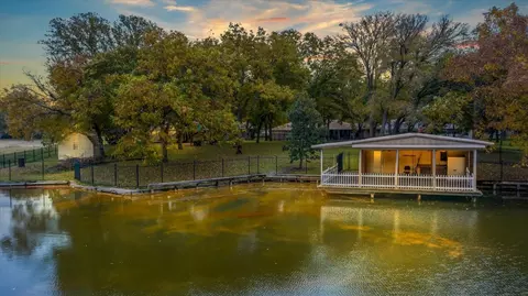 2320 Lakewood Ct, Granbury, TX 76049