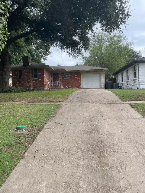 2106 Elmwood Blvd, Dallas, TX 75224