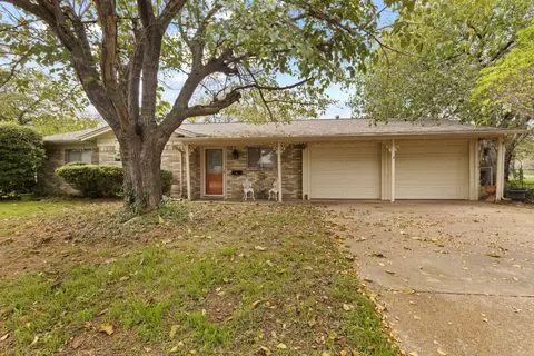 1206 Lynnwood Dr, Cleburne, TX 76033
