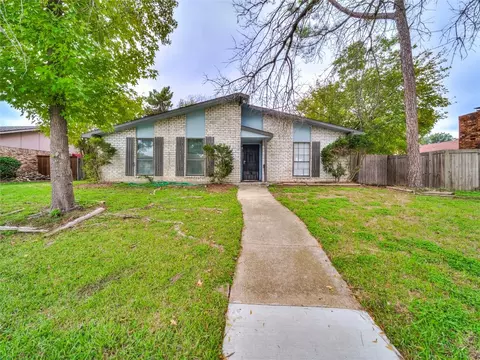 713 Woodlawn Ln, Grand Prairie, TX 75052