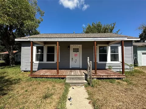 904 E Guadalupe St, Victoria, TX 77901