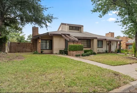 1104 Royalcrest Dr, Arlington, TX 76017