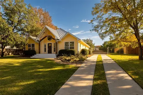 732 Forest St, Grapevine, TX 76051 photo 2