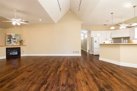 732 Forest St, Grapevine, TX 76051 photo 4