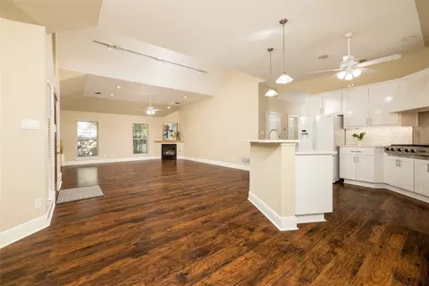 732 Forest St, Grapevine, TX 76051 photo 9