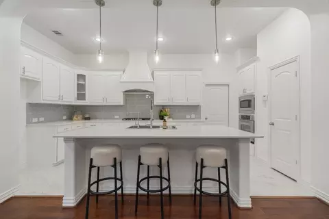 8700 Laurel Canyon Rd, Irving, TX 75063