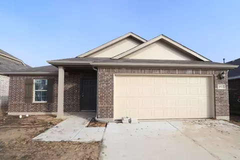 8913 Flying Eagle Ln, Fort Worth, TX 76131