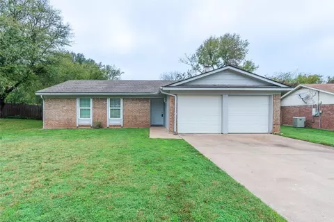 709 Poe St, Azle, TX 76020