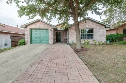 4525 Las Haciendas Dr, Dallas, TX 75211