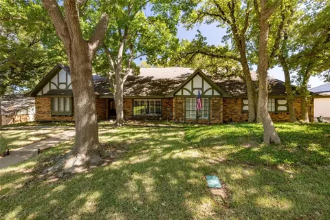 2315 Wakeforest Ct, Arlington, TX 76012