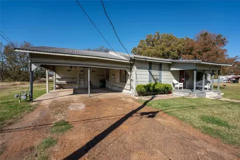 381 S Depot St, Deport, TX 75435