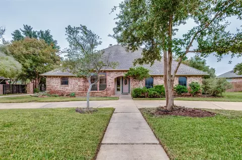 808 Shady Creek Dr, Kennedale, TX 76060