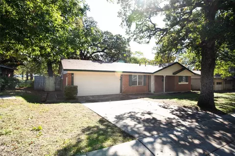 524 E Redbud Dr, Hurst, TX 76053