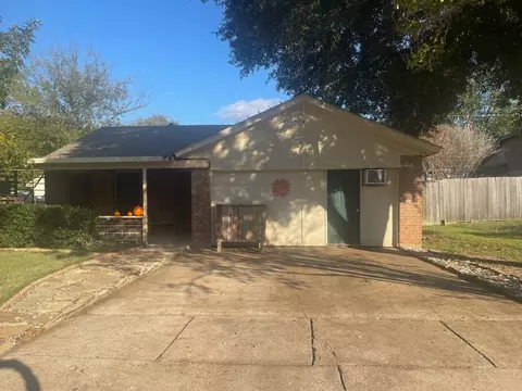 6225 Springwood Dr, Arlington, TX 76001