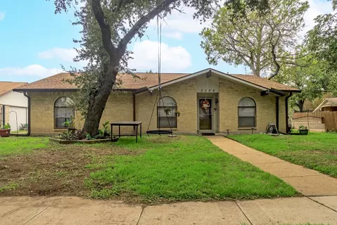 3105 Rainbow Dr, Grand Prairie, TX 75052