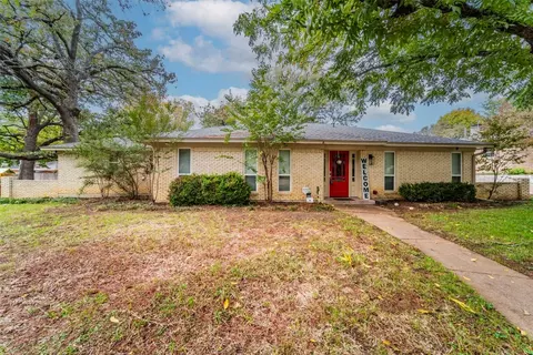 2305 Ravenwood Dr, Grand Prairie, TX 75050