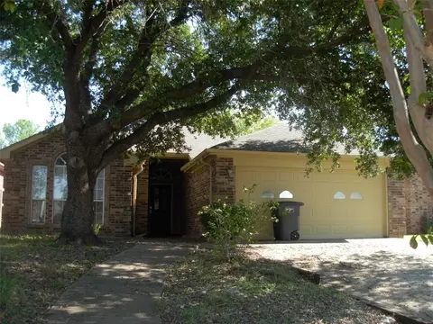2952 Salado Trl, Fort Worth, TX 76118