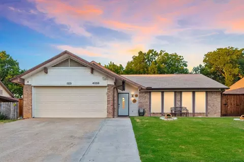 4233 Glen Ridge Dr, Arlington, TX 76016