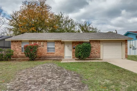 221 Trailridge Dr, Garland, TX 75043