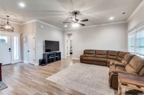 925 E 3rd St, Springtown, TX 76082 photo 4