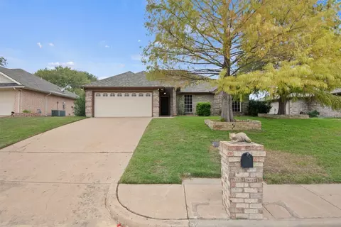 709 Stanford Dr, Waxahachie, TX 75165