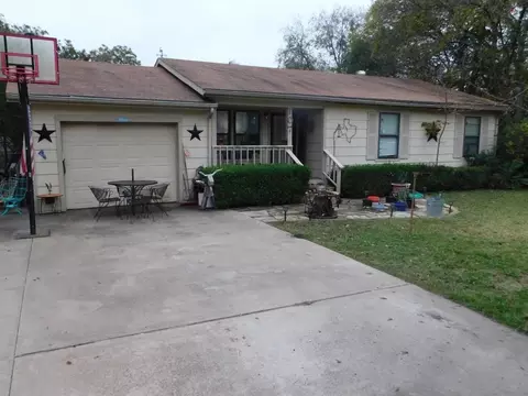 107 W School St, Trenton, TX 75490