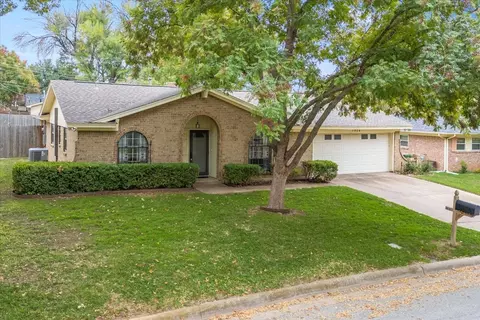 1924 Mesquite Trl, Hurst, TX 76054