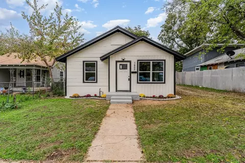 1452 Elmwood Ave, Fort Worth, TX 76104