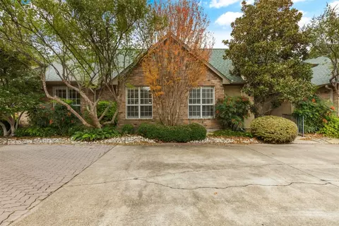 5870 Shady Glen Cir, Benbrook, TX 76132