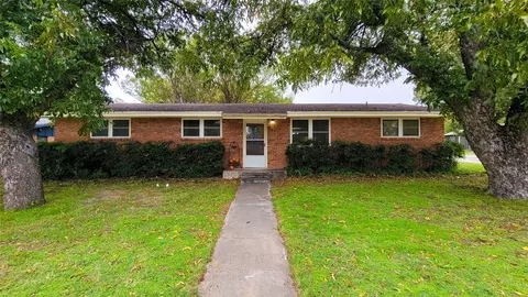 211 N Ervin St, Comanche, TX 76442