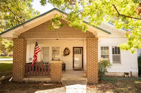 301 W Howell St, Saint Jo, TX 76265