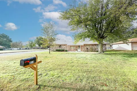 814 Decatur St, Bowie, TX 76230