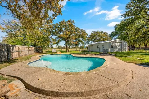 2613 Oaks Dr, Granbury, TX 76049